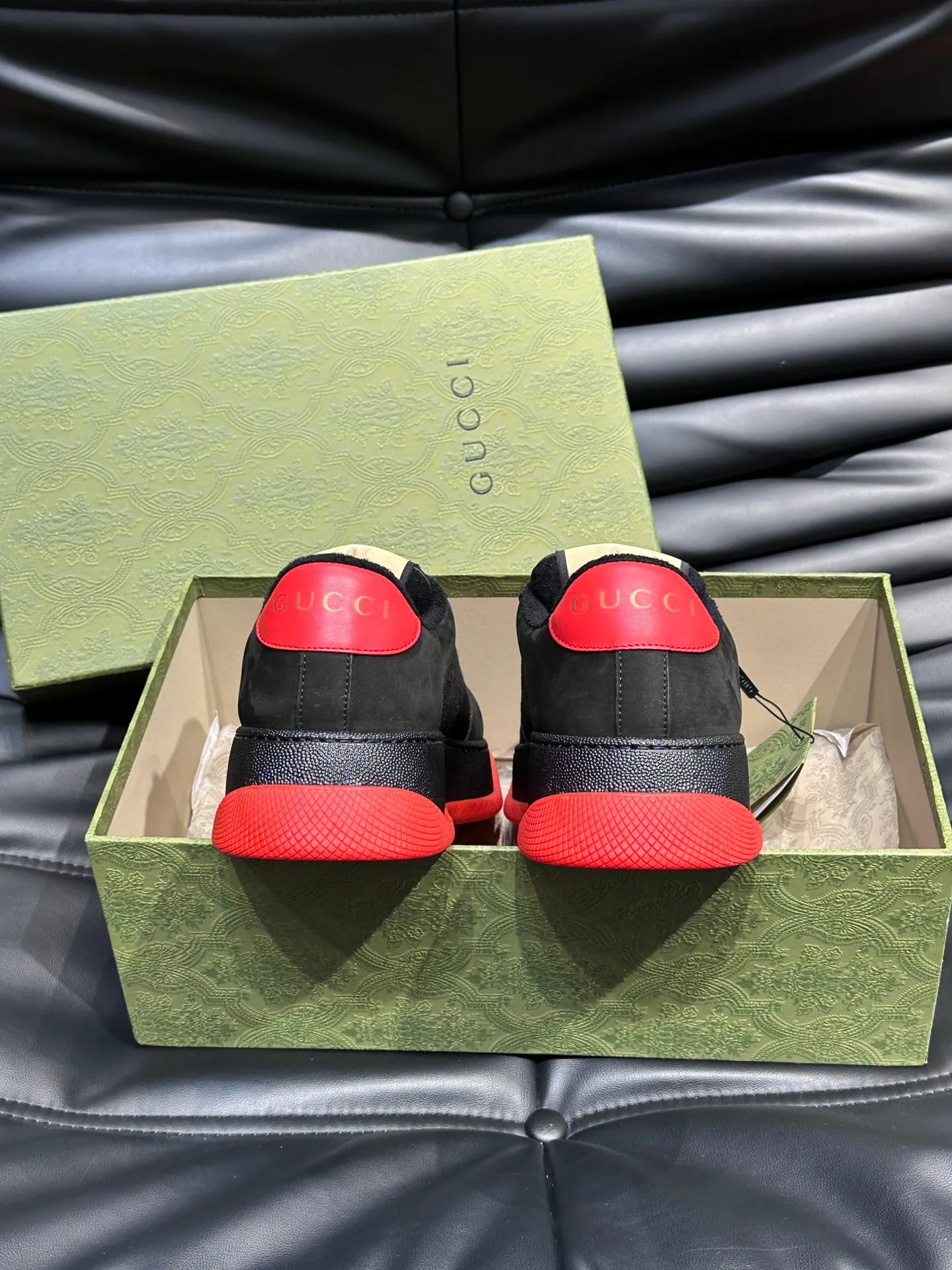 Men's men's shoes 💰p480 "GUCC*" Screener series 👫 Couple style GG thick-soled sneakers, the Screener series is inspired by the classic sneakers of the 1970s, cleverly incorporating the retro Gucci logo, two-color waterproof platform soles, and 5CM thick soles to enhance the aura, conveying the new design concept that a single product should be permanently accompanied by the passage of time, creating a retro distressed effect, decorated with metal double G oval enamel details! High-quality, versatile classic items, highly recommended. Size female 35-39, male 38-44